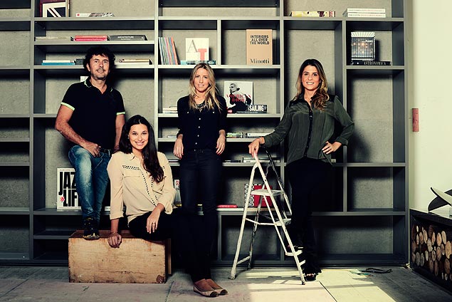 Joo Armentano e as arquitetas da Triplex, Marina Torre Lobo (sentada), Adriana Helu (verde) e Carolina Oliveira