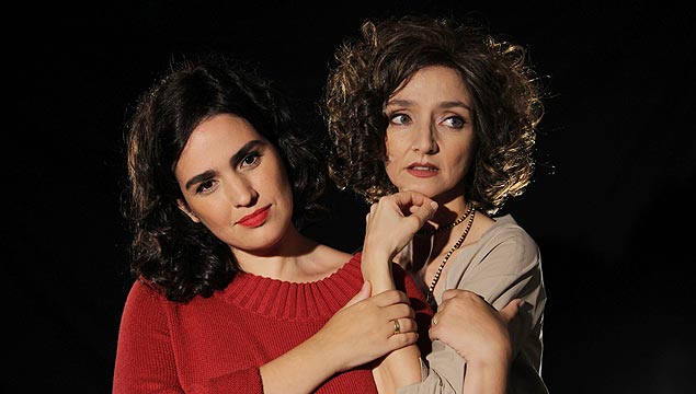 As atrizes Laura Castro (esq.) e Maria de Medeiros, que esto em cena da pea 