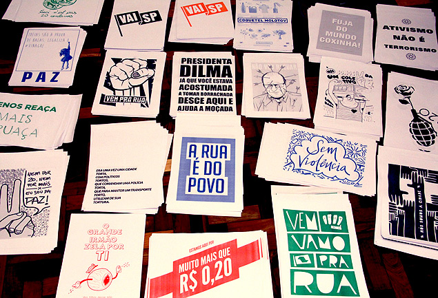 Cartazes impressos de graça na gráfica Meli-Melo, Santa Cecília, para a próxima manifestação contra os aumentos nas passagens 