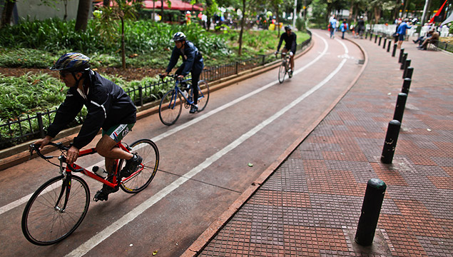 Ciclistas percorrem ciclovia na praa Dom Jos Gaspar