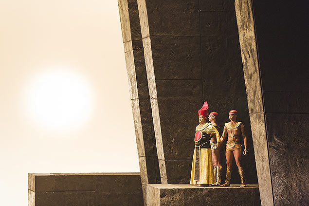 Carlos Eduardo Marcos (Farao), no ensaio da opera "Aida", de Giuseppe Verdi, com regência de John Neschling, exibida em agosto no Theatro Municipal