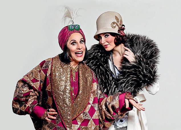 Stella Miranda e Sara Sarres como personagens do musical "A Madrinha Embriagada", que estreia temporada gratuita no Sesi