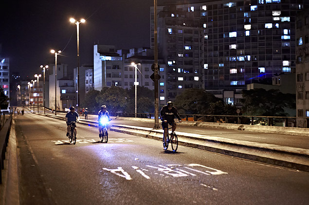 Ciclistas usam o minhoco durante a noite; grupo defende criao de parque no local