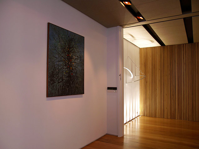 A sala e o hall de entrada ganharam "spots" para dar nfase a obras de arte. Total do projeto: R$ 4.000, no Studio Ix