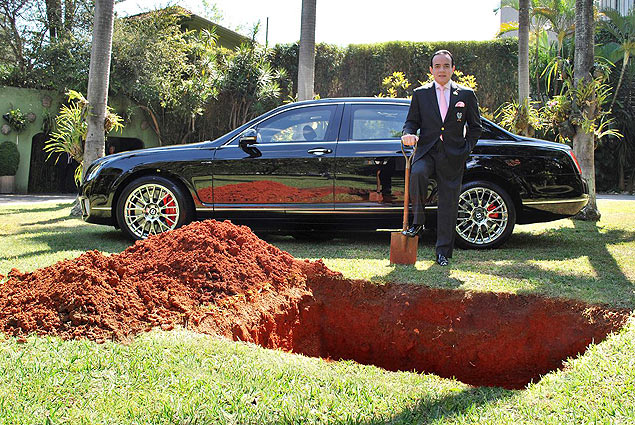 "Para quem est duvidando, ontem mesmo j comecei a fazer o buraco no jardim para enterrar meu Bentley! At o fim da semana eu enterro ele!", disse Scarpa no Facebook