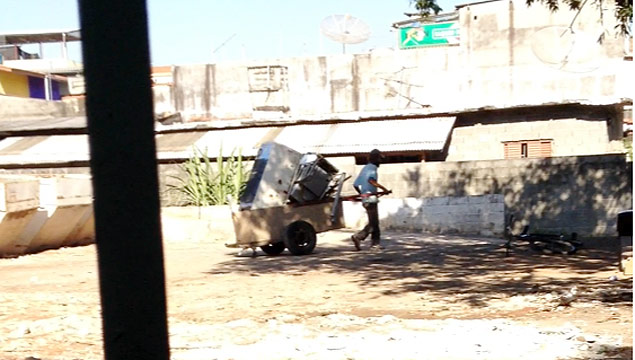 Homem retira fogo, geladeira e ferragens de ecoponto em Pirituba, na zona norte de So Paulo