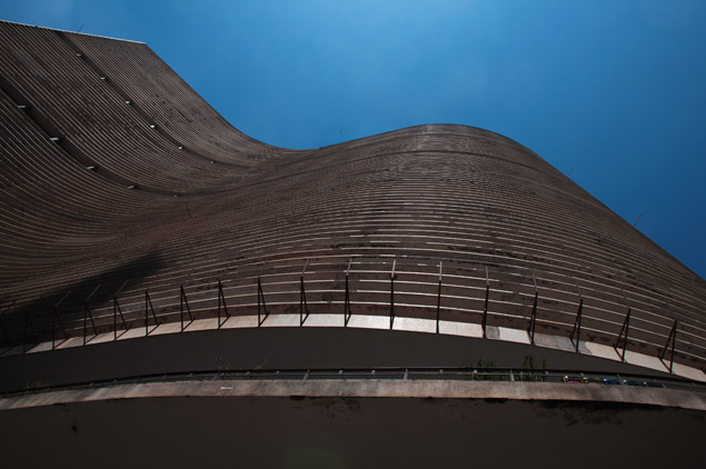 Imagem do edifício Copan, desenhado por Niemeyer, no centro de São Paulo