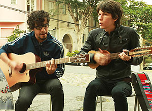Integrantes da banda baiana Vivendo do cio na rua Baro do Bananal, na Pompeia, em So Paulo