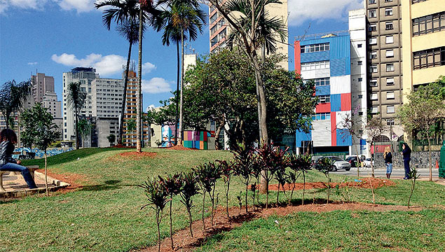 Praa Paulo Kobayashi, na regio central de So Paulo, teve os jardins podados e novas mudas plantadas