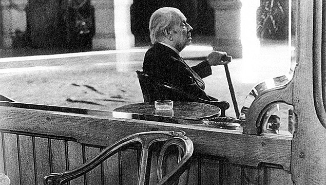 Foto do escritor Jorge Luis Borges (1899-1986) durante viagem  Siclia (Itlia), em 1984
