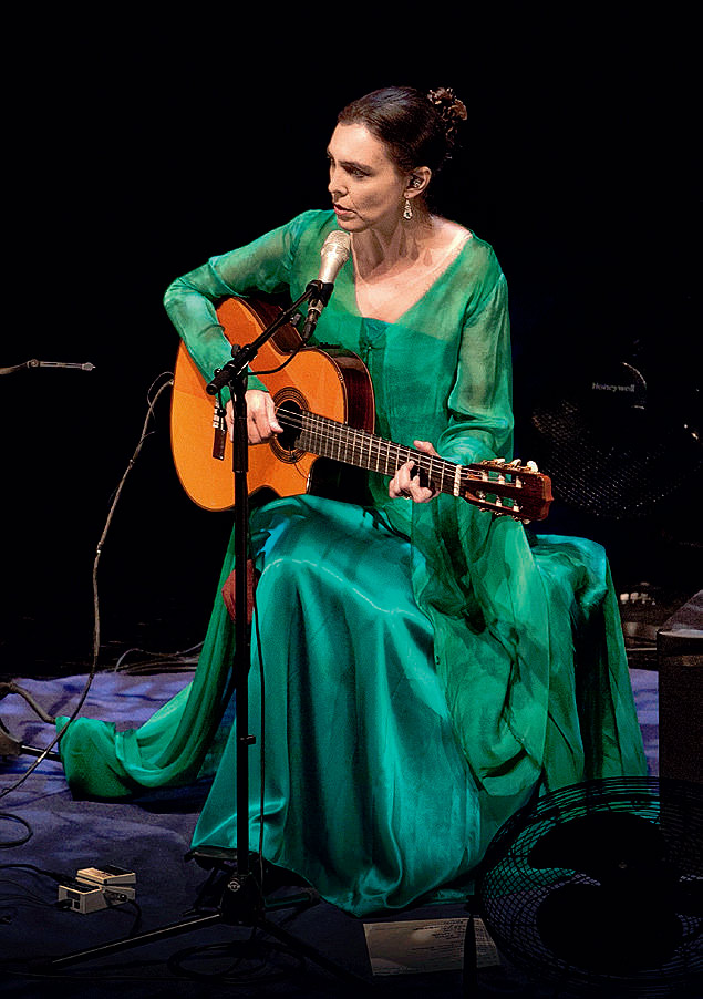 A cantora Adriana Calcanhotto