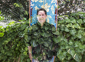 O corretor Lus Rebello, 57, em foto sobreposta com sua prancha de surf e o jardim de sua casa, na Vila Mariana