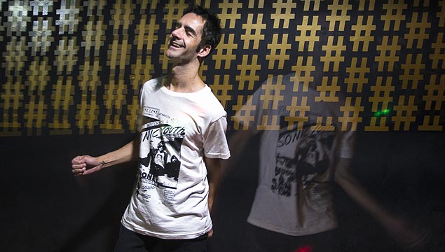 O produtor Rick Levy, 40, em casa norturna no centro de São Paulo; ele frequenta a noite paulistana desde os 17 anos de idade