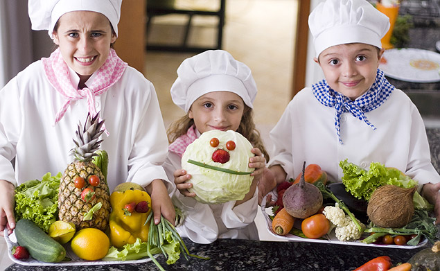 Crianças participam de oficina de cozinha da escola Minichefs