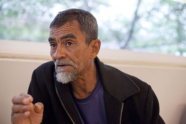 O escritor Jos Aguiar, 66, recebeu Haddad em sua quitinete na cracolndia