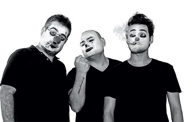 Os comediantes Marcos Chiesa, Carlinhos Silva e Eduardo Sterblitch, parceiros na casa de humor Pikadeiro