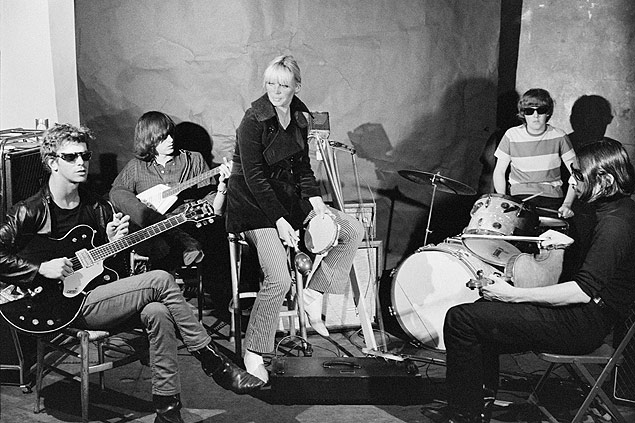 Nico (centro), Lou Reed, Sterling Morrison, Maureen Tucker e John Cale, do Velvet Underground, nos anos 1960
