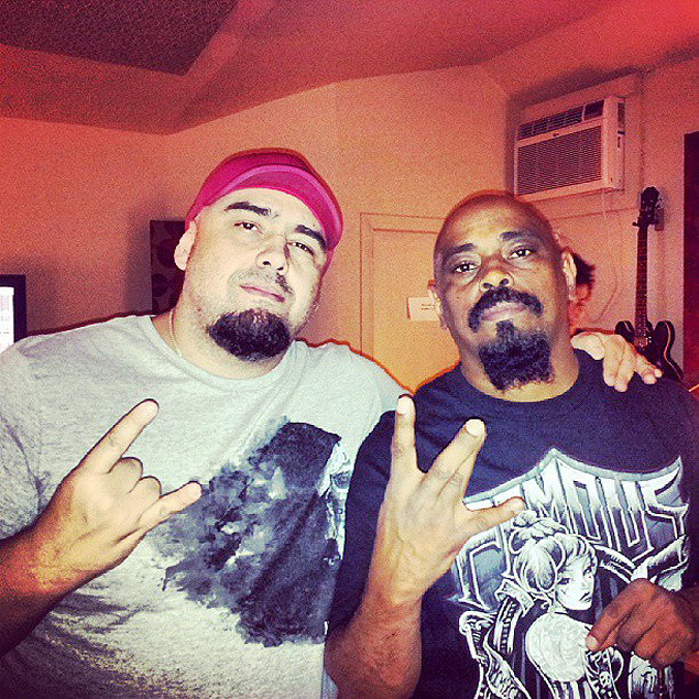 Digo (Raimundos) e Sen Dog (Cypress Hill) posam para foto em estdio de Los Angeles (Estados Unidos)