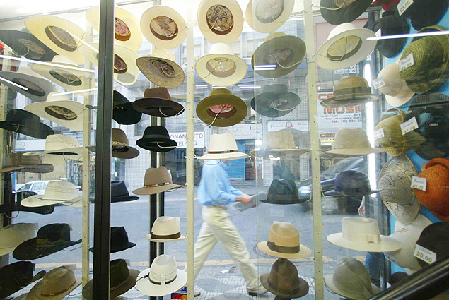 Vitrine com vários tipos de chapéus na Chapelaria El Sombrero, no centro de São Paulo