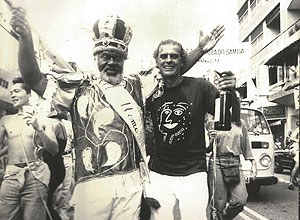 Rei Momo e o fundador do bloco, Roberto Suplicy, nos anos 1980