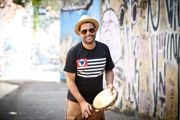 O músico Renato Dias, 42, integrande do Manifesto Carnavalista, posa na Vila Madalena