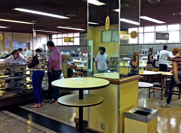 Interior da doceria, rotisseria e restaurante Di Cunto, na Mooca