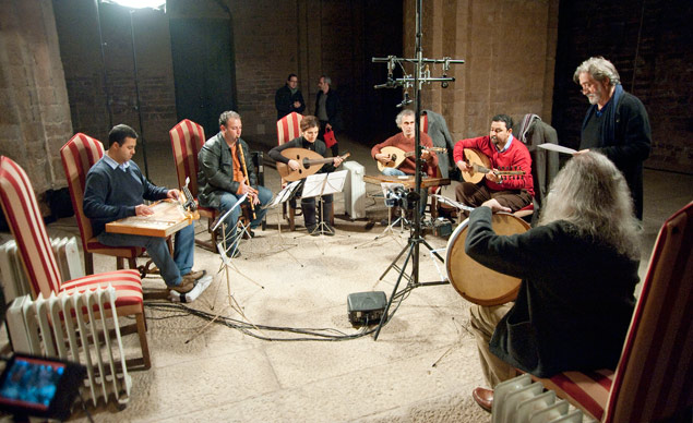 Jordi Savall (em p,  dir.) como grupo Hesprion XXI - Coletnea concebida pelo msico Jordi Savall celebra harmonia perdida dos Blcs.