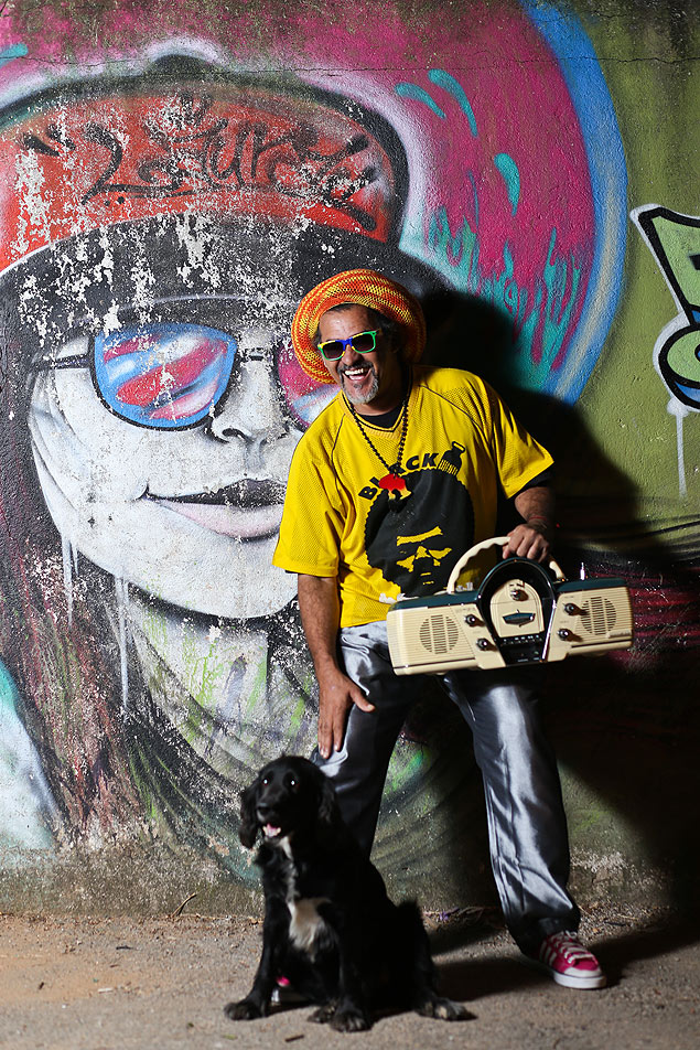 Nelson Triunfo, 59, posa em rua na Penha, na zona leste; cone do hip-hop no Brasil virou documentrio