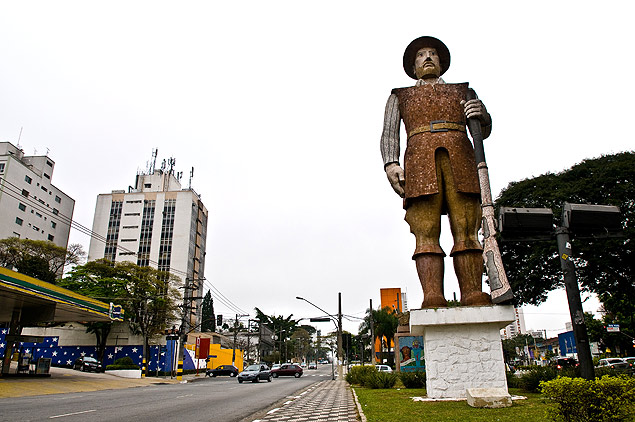Esttua do bandeirante Borba Gato, na zona sul de So Paulo,  um dos lugares do passeio 