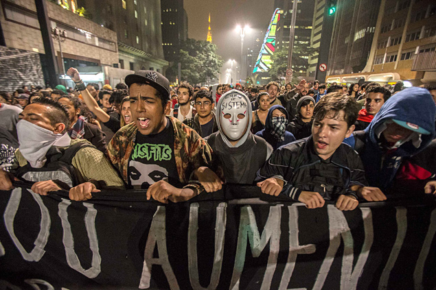 Manifestantes seguram faixa durante manifestao contra o aumento da tarifa de nibus, na avenida Paulista. Imagem faz parte do documentario "Junho", da TV Folha.
