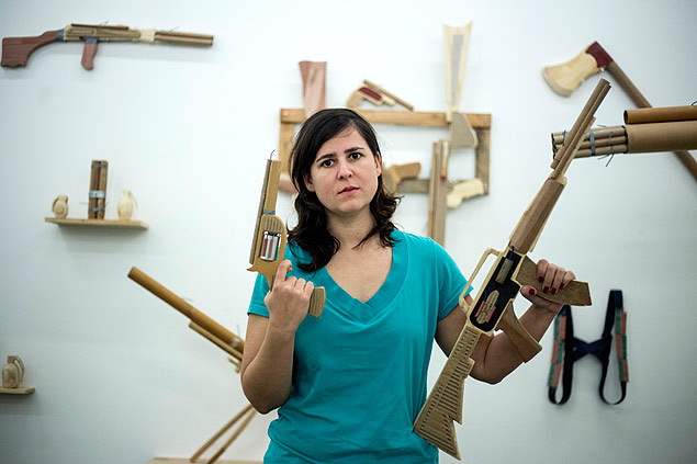 A artista plstica Marcela Tiboni junto com suas obras