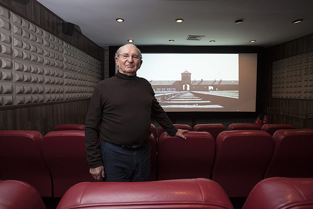 Julio Gartner, 87, em frente ao documentrio que protagoniza, em sala do Pacaembu