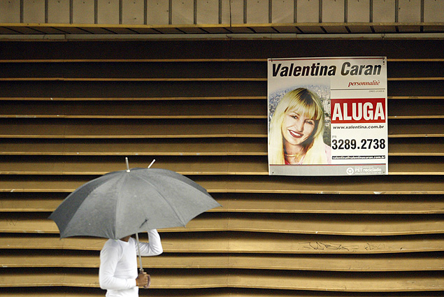 Placa da corretora Valentina Caran na rua da Consolacao em 2007, quando ela ainda usava seu rosto para propagandear