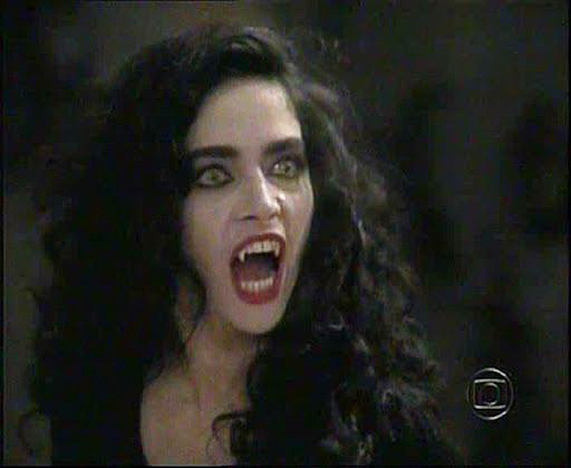 A atriz Claudia Ohana em cena da novela "Vamp", de 1991