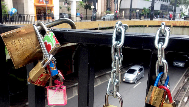 Cadeados 'do amor' colocados em grade na Avenida Paulista 