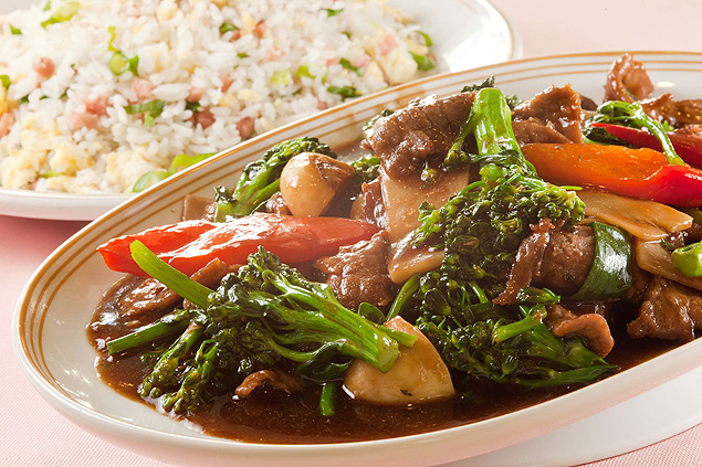Para dois: refogado de carne com legumes e chop suey (tipo de risoto chins)
