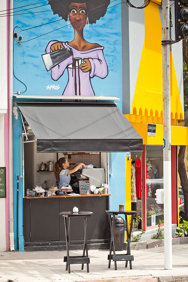 The Little Coffee Shop, que serve cafs especiais por R$ 3 em um espao menor que 2 m