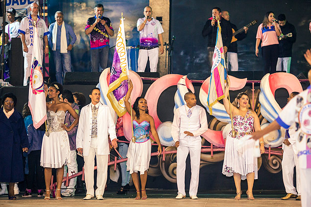A escola de samba Rosas de Ouro começa seus ensaios para Carnaval 2015