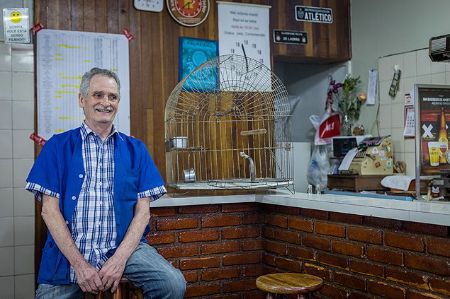Jose Vicente Rodrigues sentado ao balco de seu bar, em Perdizes, na zona oeste de So Paulo