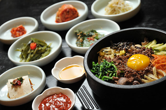 Bibimbap, prato que leva arroz, legumes, cogumelos, carne moda e ovo 