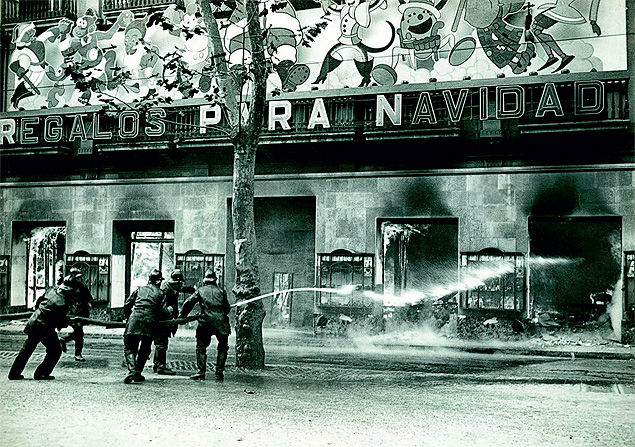 Imagem do incndio dos Almacenes El Siglo, em Barcelona, no Natal de 1932