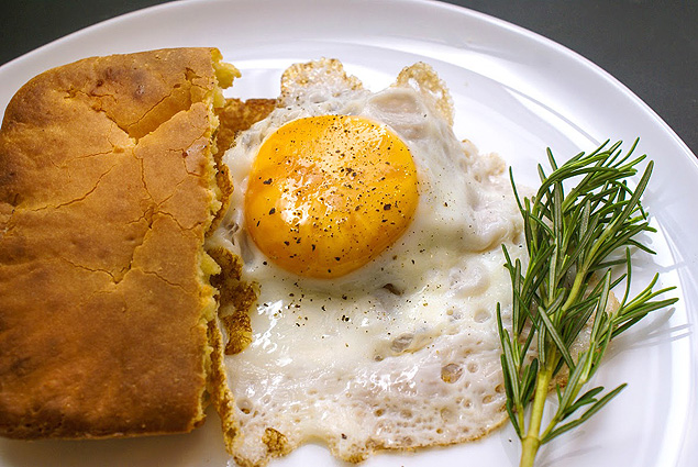  A torrada pode vir acompanhada de manteiga e ovo com a gema mole (R$ 7)