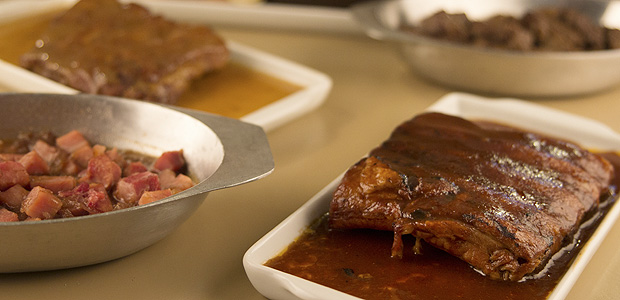 Pratos como a costela ao barbecue e o kassler (porco) podem ser consumidos ali