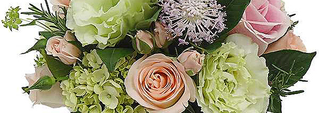 Flores em vaso de vidro revestido com junco, R$ 182, no site Flores Online