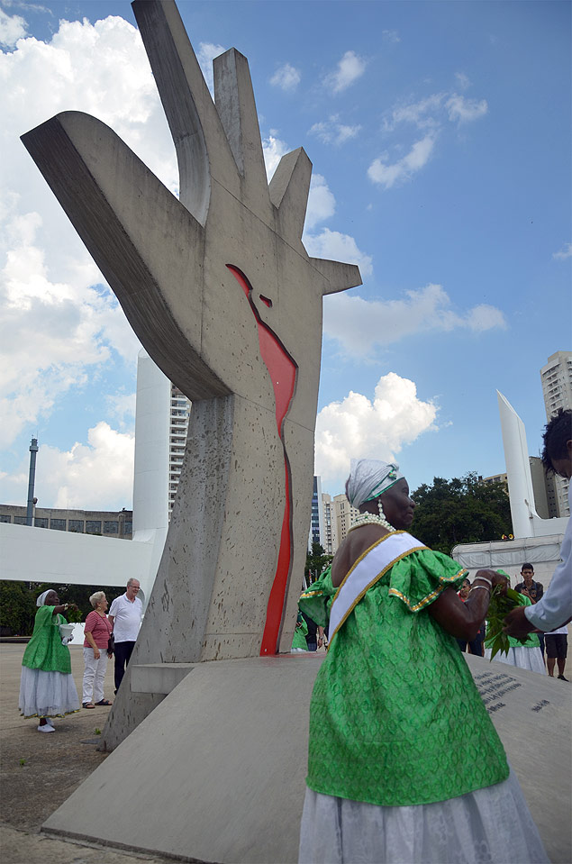 Tias Baianas lavam a "Mo de Niemeyer", no Memorial da Amrica latina; evento rene nata do samba paulista da zona oeste no aniversrio de So Paulo, no domingo (25)