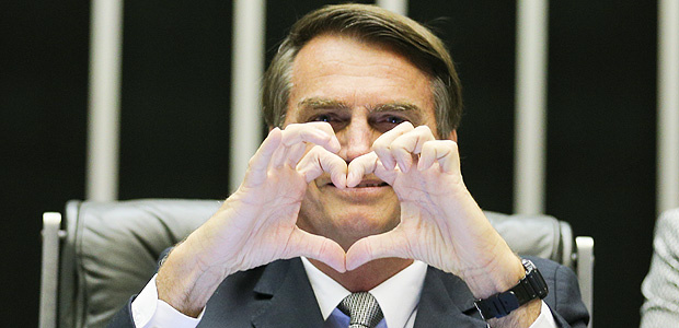 O deputado Jair Bolsonaro faz sinal de corao em sesso da Cmara