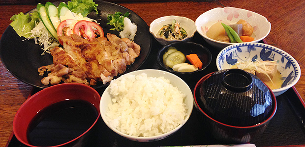 Teishoku: almoo-executivo japons, com frango empanado e guarnies