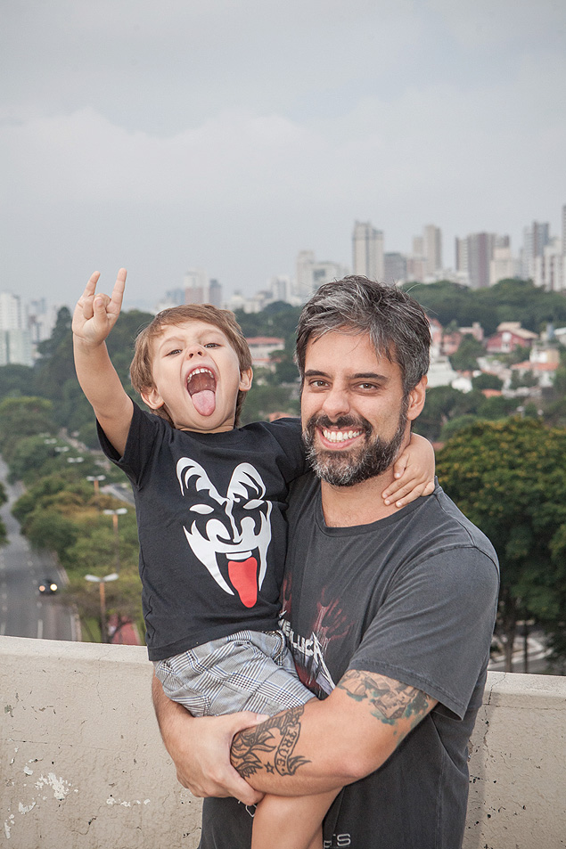 Diogo de Moraes, 35, vai com o filho Luca de Moraes, 4, ao Monsters of Rock