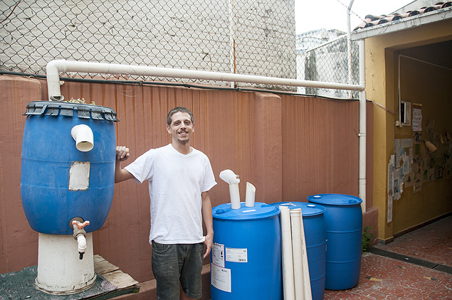 O msico Pedro Queiroz Bruschi, 27, que fez sua prpria cisterna em casa, no Sumar