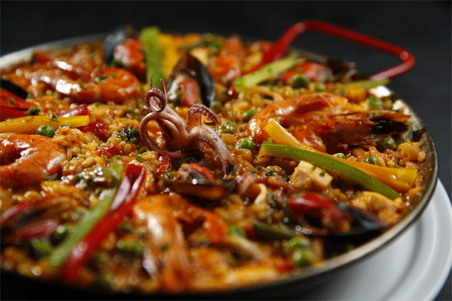 A tradicional paella, com mexilhes, camaro e polvo, serve at trs pessoas
